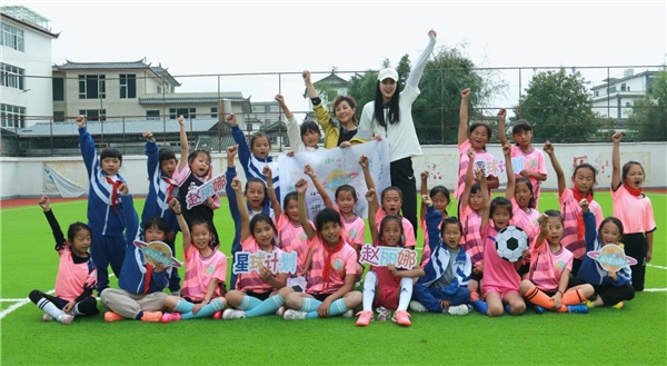赵丽娜“星球计划”足球公益再访云南丽江，助力校园足球场及女足校队建设