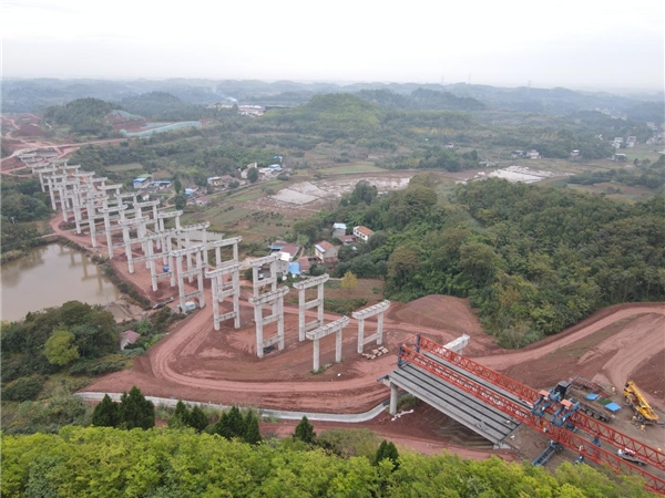 中国二冶四川分公司承建的梓州大道项目王伯儿沟大桥首联30米T梁架设成功