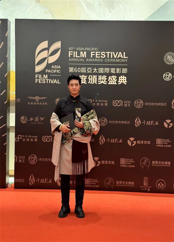 藏族演员扎西邓珠斩获第60届亚太国际电影节最具魅力男演员奖(图1)