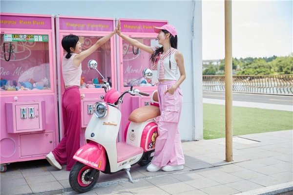 爱玛电动车施展“时尚魔法”，打造都市出行新文化