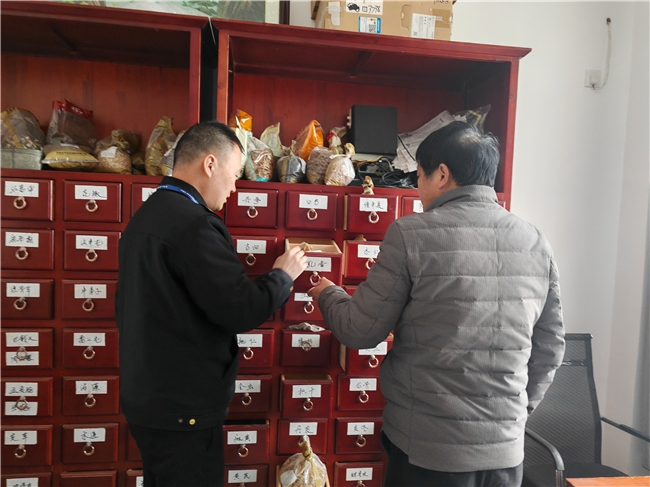 金寨县双河市场监管所：加强“两节”期间药品安全检查