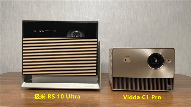 三色激光投影市场的旗舰标杆：Vidda C1 Pro与极米RS 10 Ultra