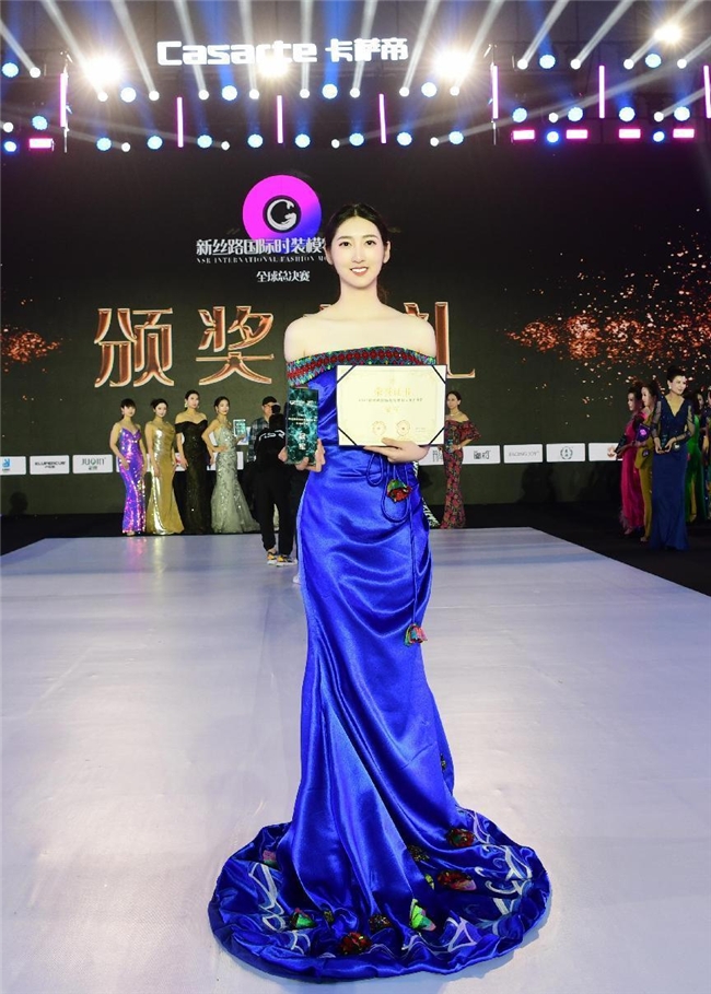 海师大学生彭唯萱荣获新丝路国际时装模特大赛全球总决赛T台冠军