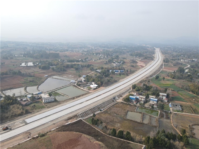 中国二冶承建的梓州大道南延线工程主线段水稳基层铺设完成