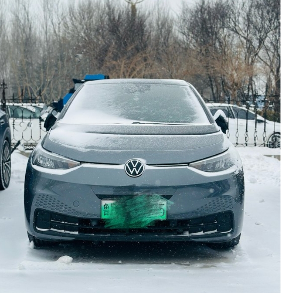 开着吴磊同款大众纯电动汽车ID.3邂逅雪景，品质卓越，保值率第一