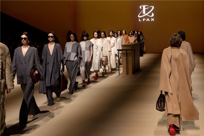 国潮女装品牌LFAX上海时装周放光华，美满实现揭示立异实力