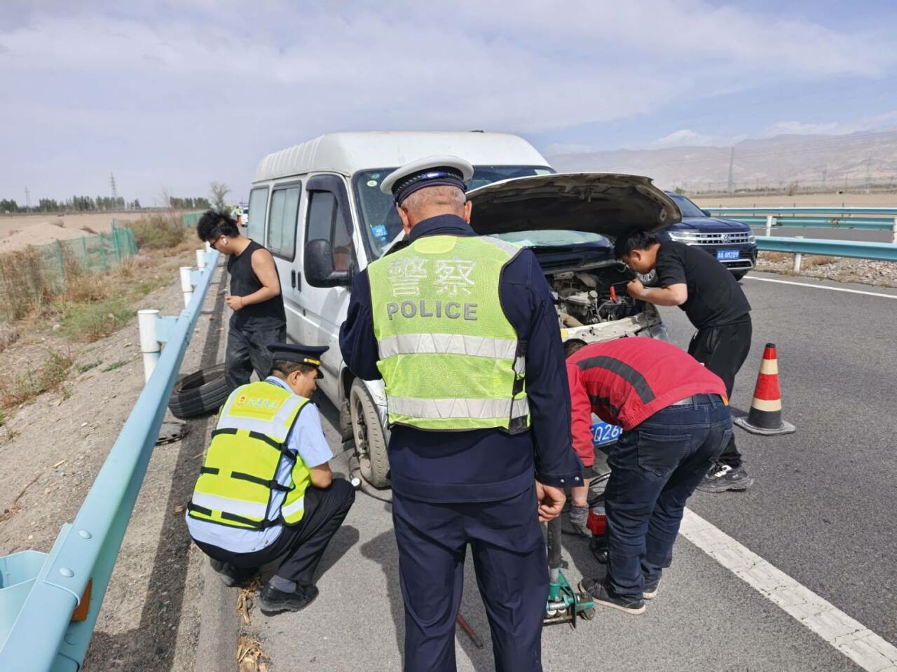 和硕执法大队执法人员在G3012线吐和高速公路K216+600米处救援爆胎车辆.jpg