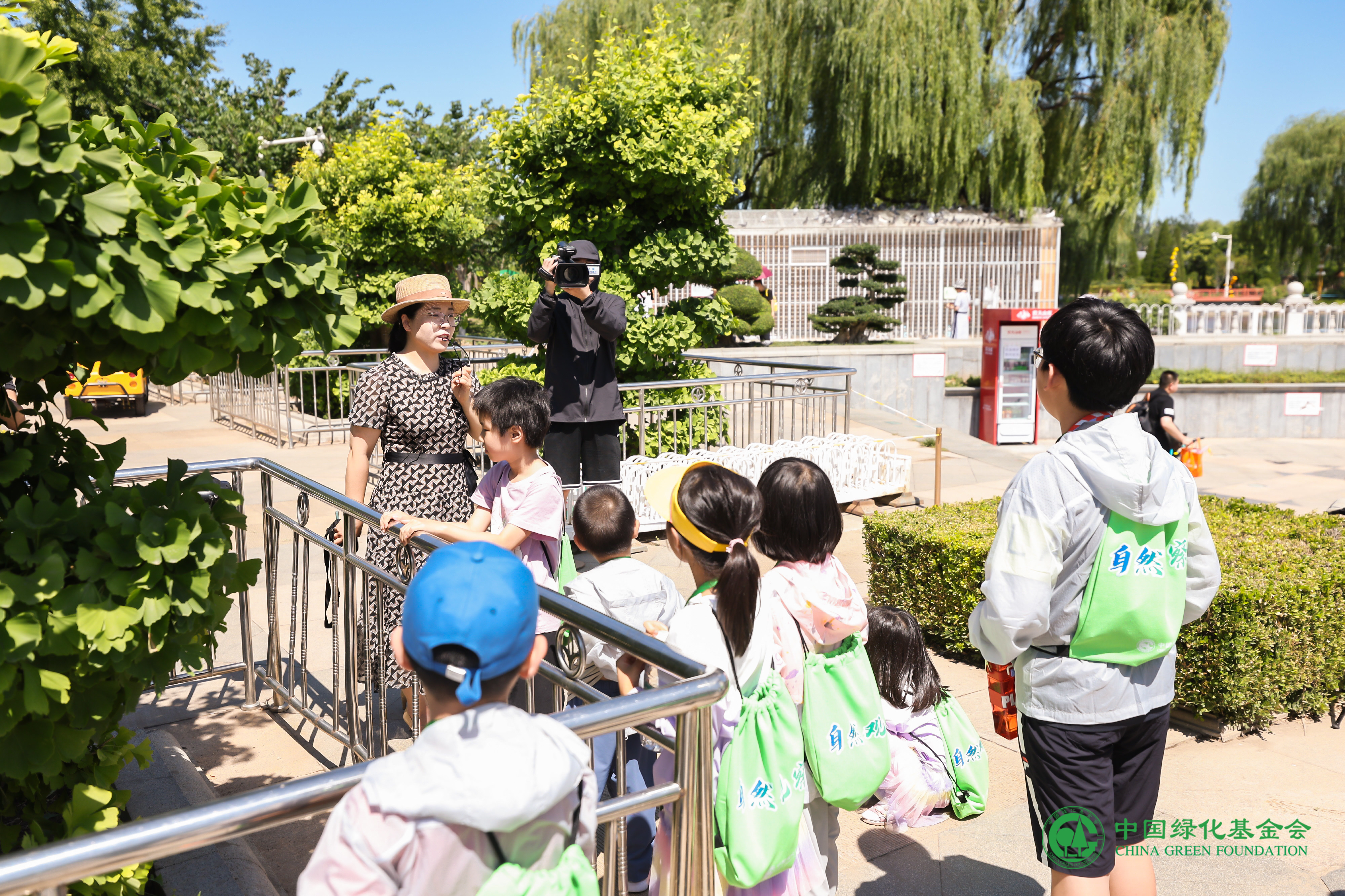 002：世界花卉大观园园长石文芳给孩子们科普知识.jpg