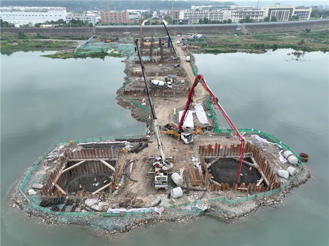 中国二冶四川分公司承建的三台县绕城改线项目马跃岩特大桥首个主墩承台浇筑完成