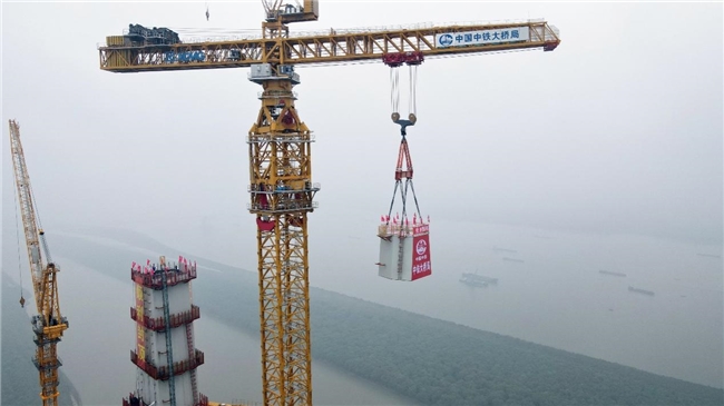 昌九高铁扬子洲赣江公铁大桥的首个主塔正式封顶