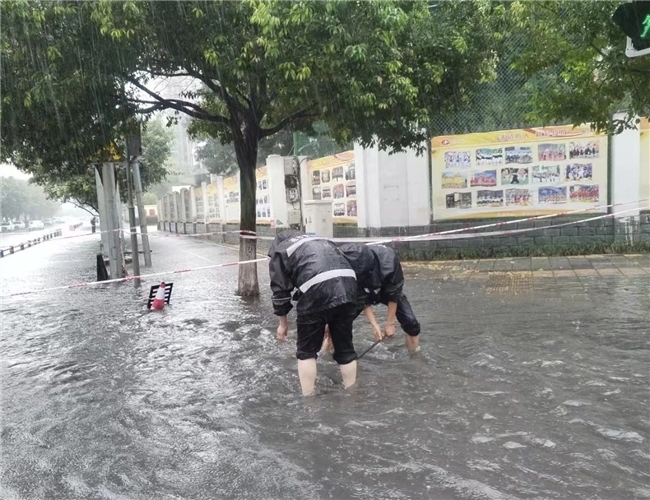 暴雨来袭！邛崃城管守护市民和城市安全！