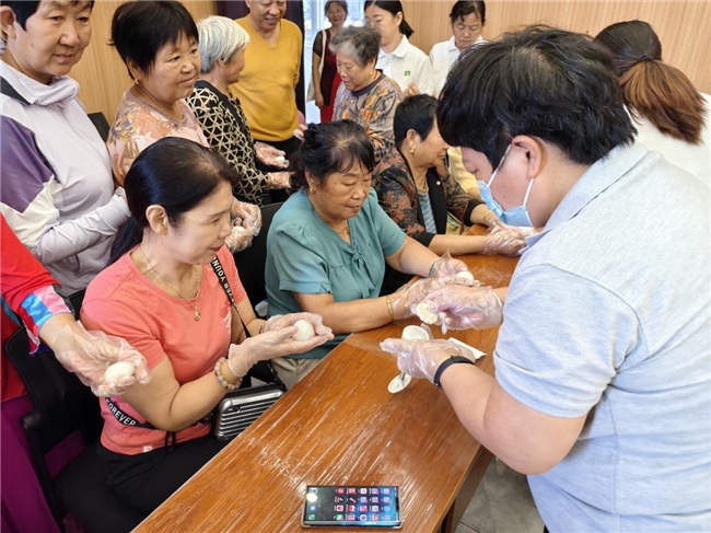 鹤壁市示范区古城街道浦江社区举办“月圆中秋 共聚浦江”中秋联欢会活动