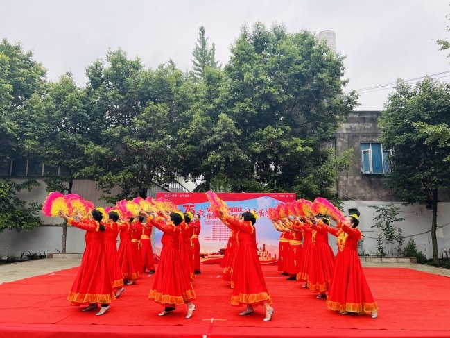 金马街道永盛场社区举办国庆展演活动