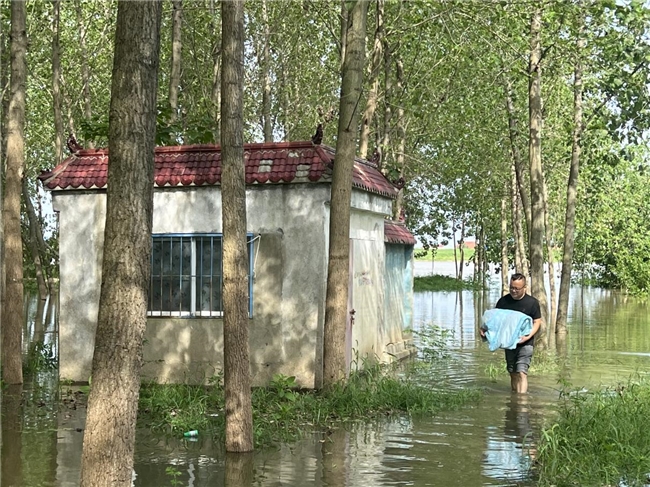 湖北漢川：風(fēng)雨無阻 守護(hù)有我