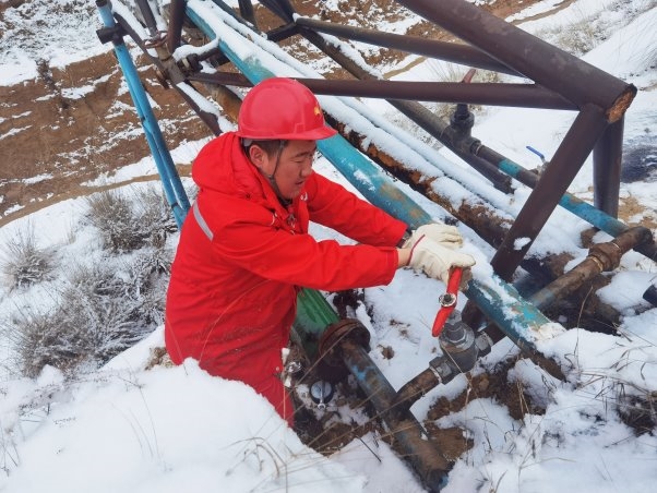 长庆油田采油八厂樊学生产运维中心“全面出击”抢夺风雪上产主动权