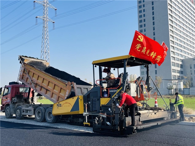 上河路沥青下面层顺利摊铺