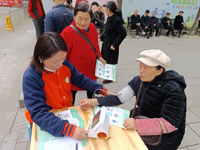 “合伙人微服务入网格”行动——“银龄相伴，康护暖阳”合兴社区小区院落免费测血压活动