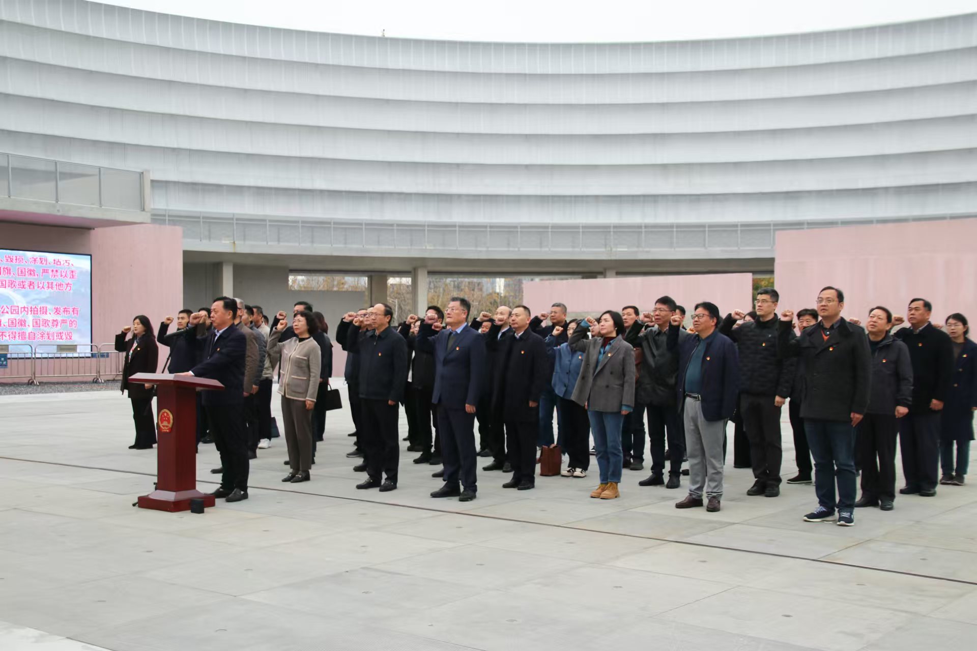 12月4日，区人大常委会组织机关干部参观“江苏·人民代表大会制度展”、南京宪法公园，开展宪法宣誓活动.jpg