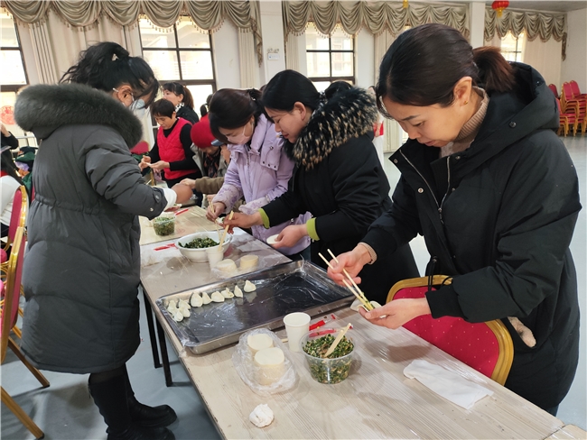 鹤壁市示范区古城街道博文社区开展“暖冬‘饺’响曲 社区欢乐聚”冬至至，情更浓