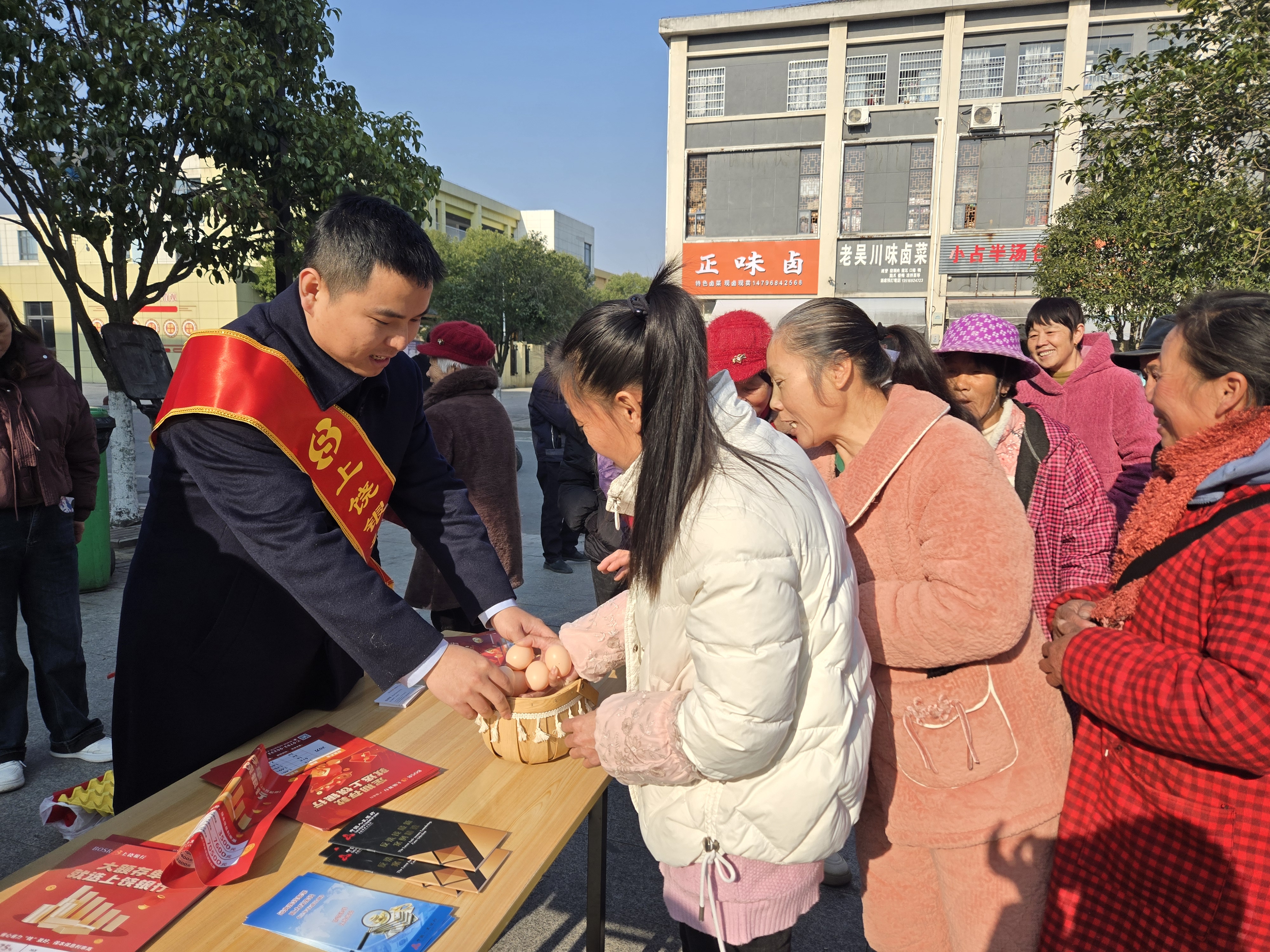 上饶银行广信支行：“金蛋”下乡暖村邻，金融入户送安宁