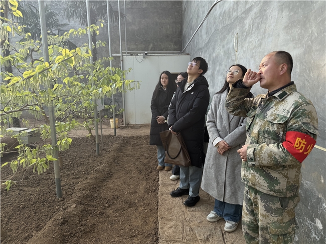 青春助力产业兴 共探草药新发展——山东中医药大学“济”泽杏林队赴双泉镇调研