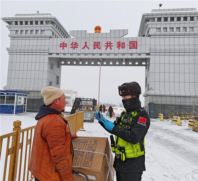 战风雪，保通关 |塔克什肯出入境边防检查站全力护航口岸畅行