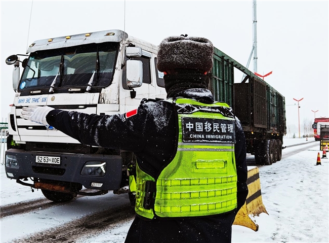 战风雪，保通关 |塔克什肯出入境边防检查站全力护航口岸畅行