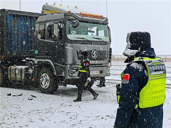 战风雪，保通关 |塔克什肯出入境边防检查站全力护航口岸畅行