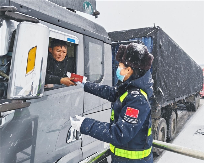 战风雪，保通关 |塔克什肯出入境边防检查站全力护航口岸畅行