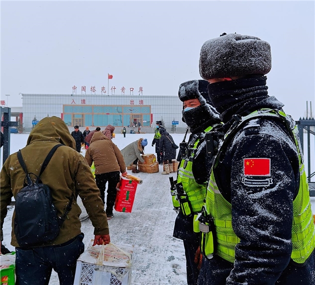 战风雪，保通关 |塔克什肯出入境边防检查站全力护航口岸畅行