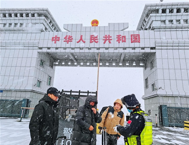 战风雪，保通关 |塔克什肯出入境边防检查站全力护航口岸畅行