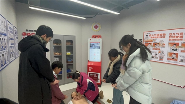 “城市生命线”从响应到落实的距离：体外自动除颤器（AED）配置水平及障碍优化探究——基于湖北省的实地调研