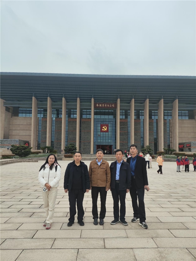 河南省正阳县老记者协会瞻仰南湖红船 深化新闻人党性教育与文化传承
