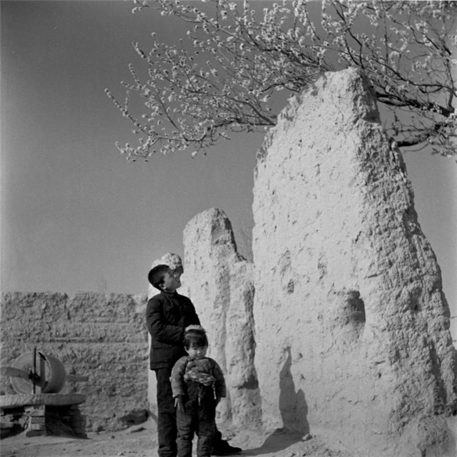 李樯镜映陕北：80-90年代乡村的时光留影与时代回响