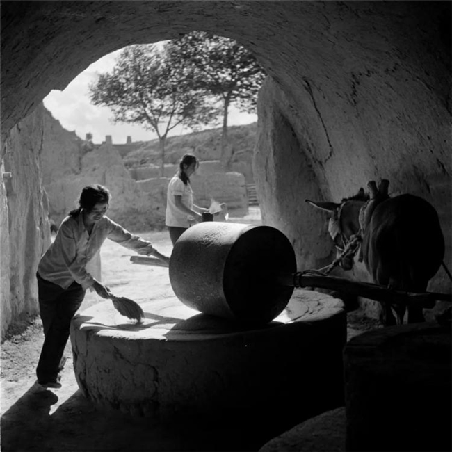 李樯镜映陕北：80-90年代乡村的时光留影与时代回响