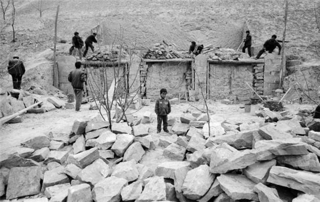 李樯镜映陕北：80-90年代乡村的时光留影与时代回响