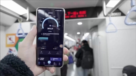 5G-A来了!上海联通引领智慧出行,市民地铁畅享极速通信新体验