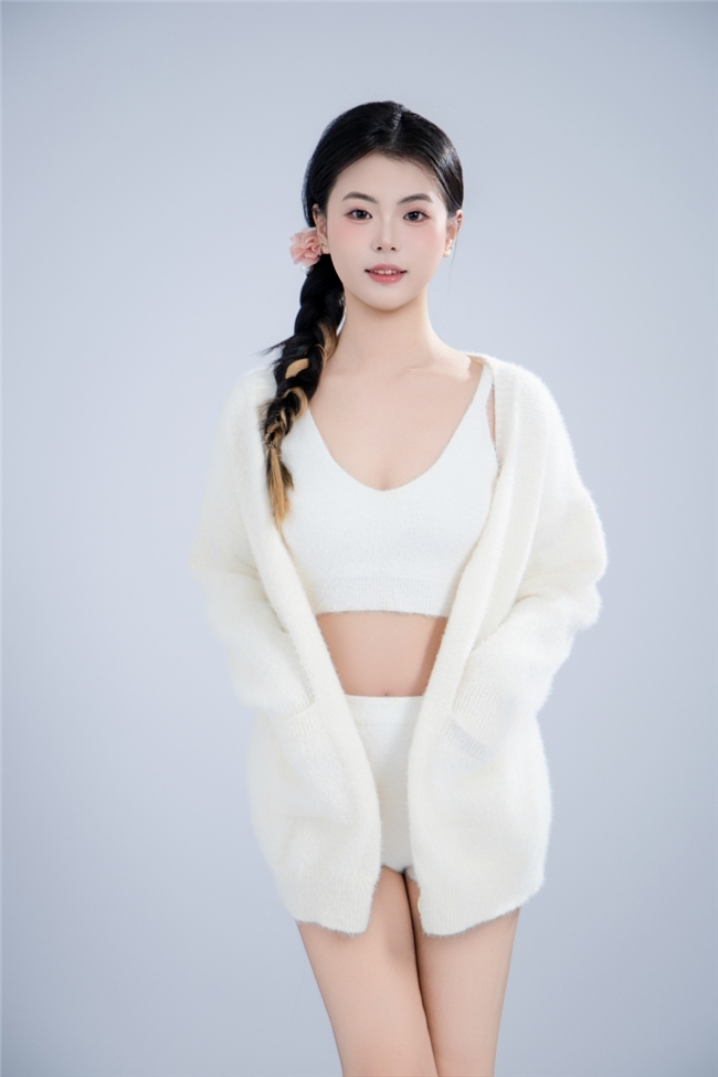 虞佳妮；网拍时尚新秀，走出自己演艺新高度