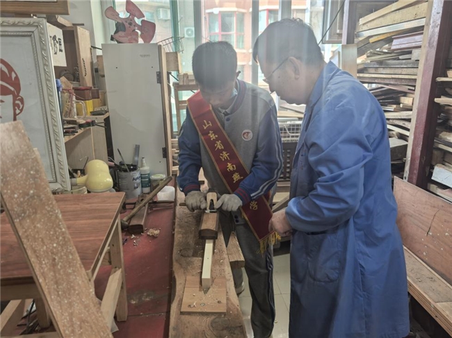 志愿闪光 青春亦燃——山东省济南燕山中学37级21中队青年志愿者体验“匠心筑梦”志愿服务工作站