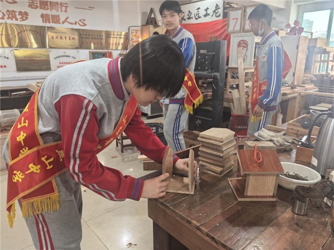 志愿闪光 青春亦燃——山东省济南燕山中学37级21中队青年志愿者体验“匠心筑梦”志愿服务工作站