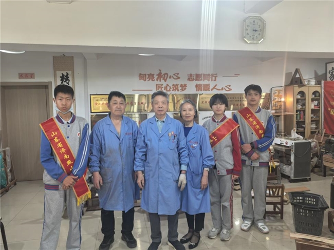 志愿闪光 青春亦燃——山东省济南燕山中学37级21中队青年志愿者体验“匠心筑梦”志愿服务工作站