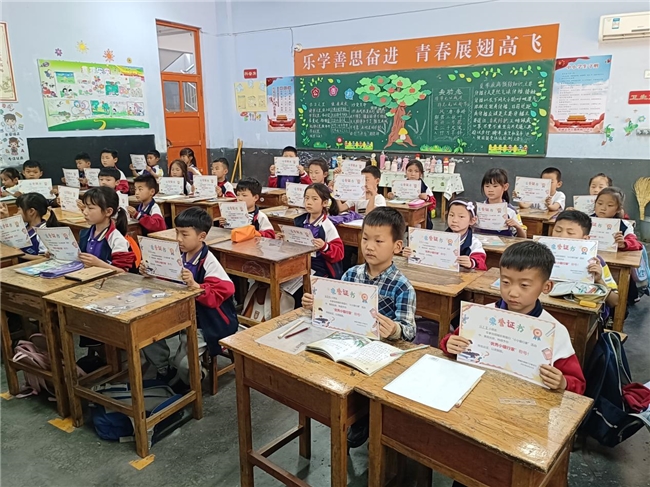 郯城农商银行沙墩支行：金融知识进校园 护航少年成长路