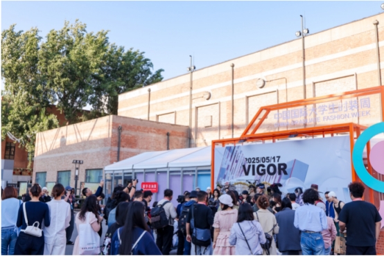 东方哲思对话赛博格美学,江服学子“VIGOR”满满 (图1)