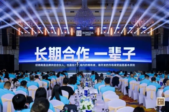郝鸿峰说“极寒期”要敢于“裸奔”，这背后有怎样的生存逻辑？