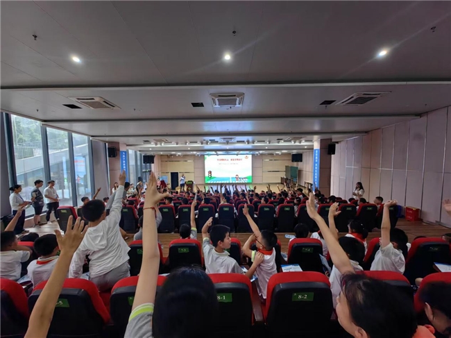 两江公交开展响应公交推广宣传暨安全课进校园活动(图1)