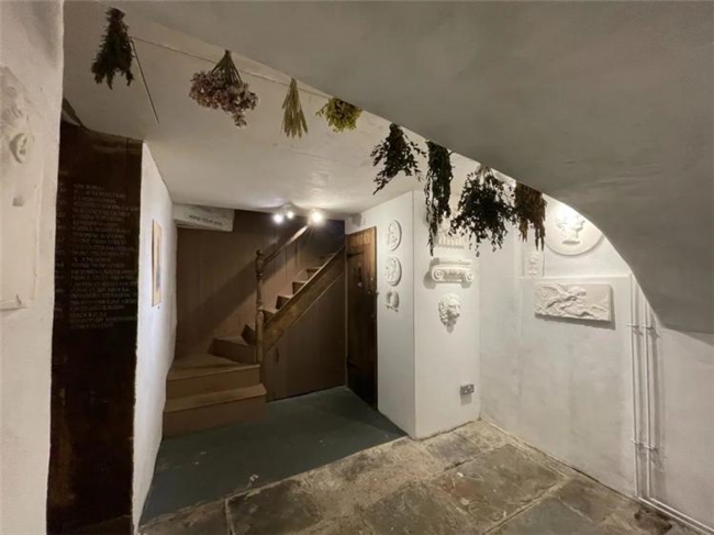 巴斯古镇的时光褶皱：1739年的保护建筑如何变成「贝尔杜拉」的杂货诗与生活场