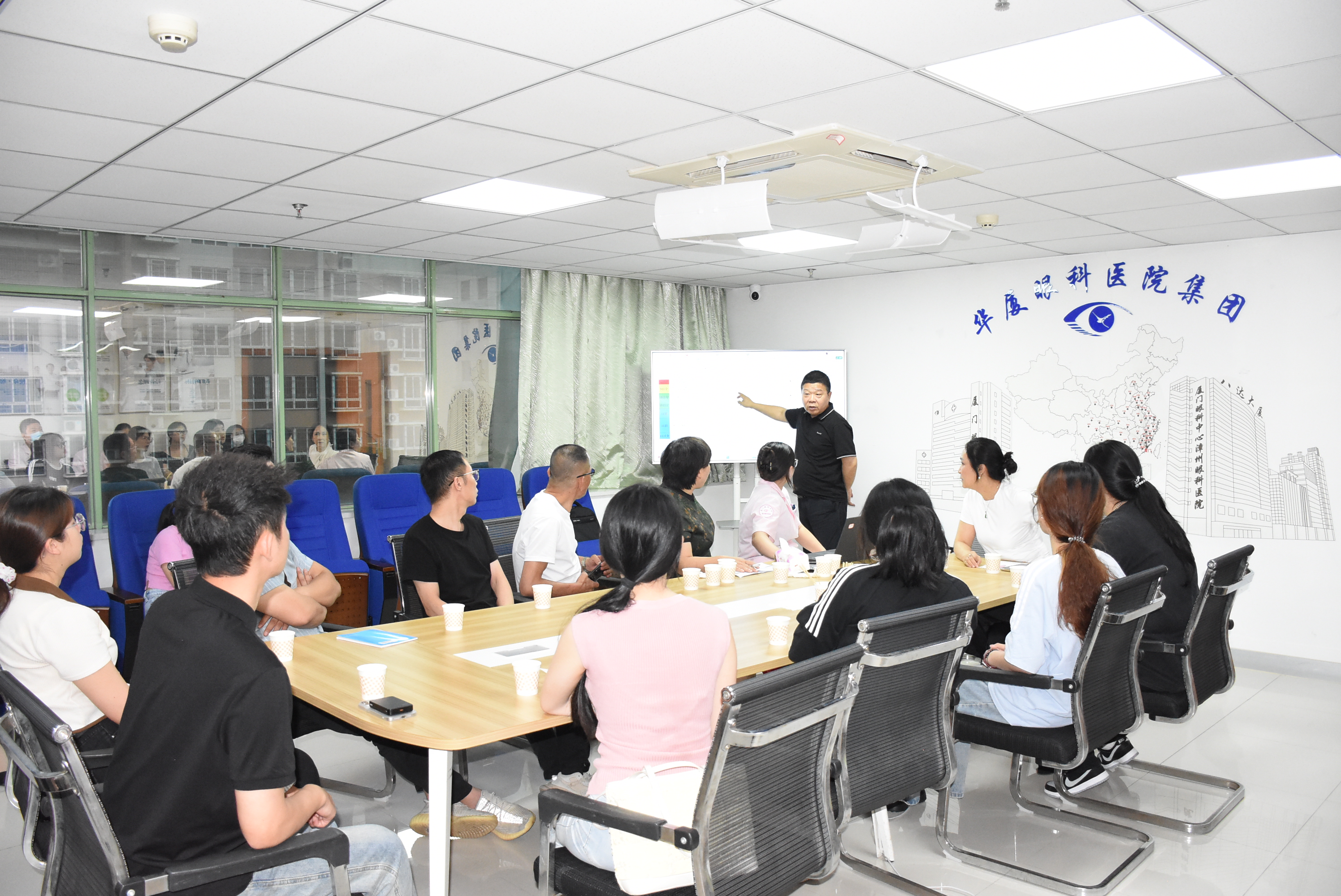 漳州华厦眼科医院召开第30个全国爱眼日暨“漳州市属学校 2025年春季学生视力筛查”启动会