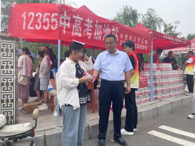 正阳县政协委员开展爱心助考活动