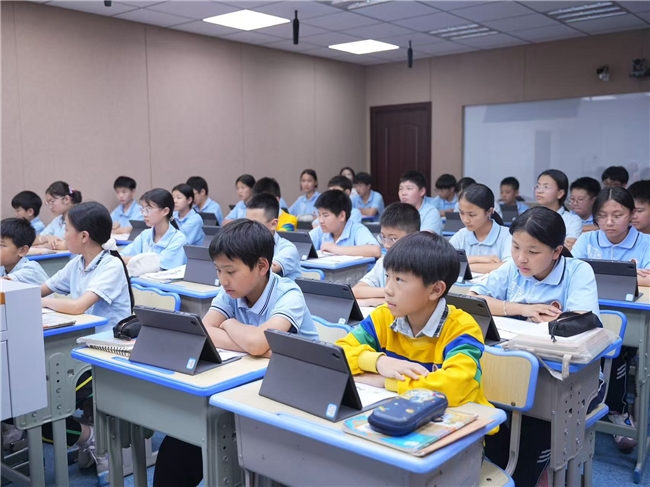 石城县实验学校小学六年级学生沉浸式体验初中AI课堂 智慧教育点燃升学期待