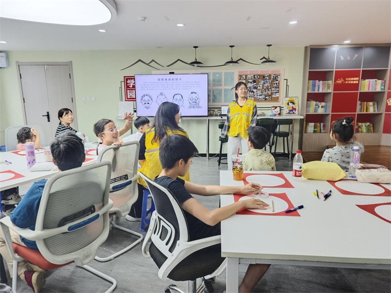 石家庄市高校社区党群驿站成功举办“百变老爸”创意工坊活动